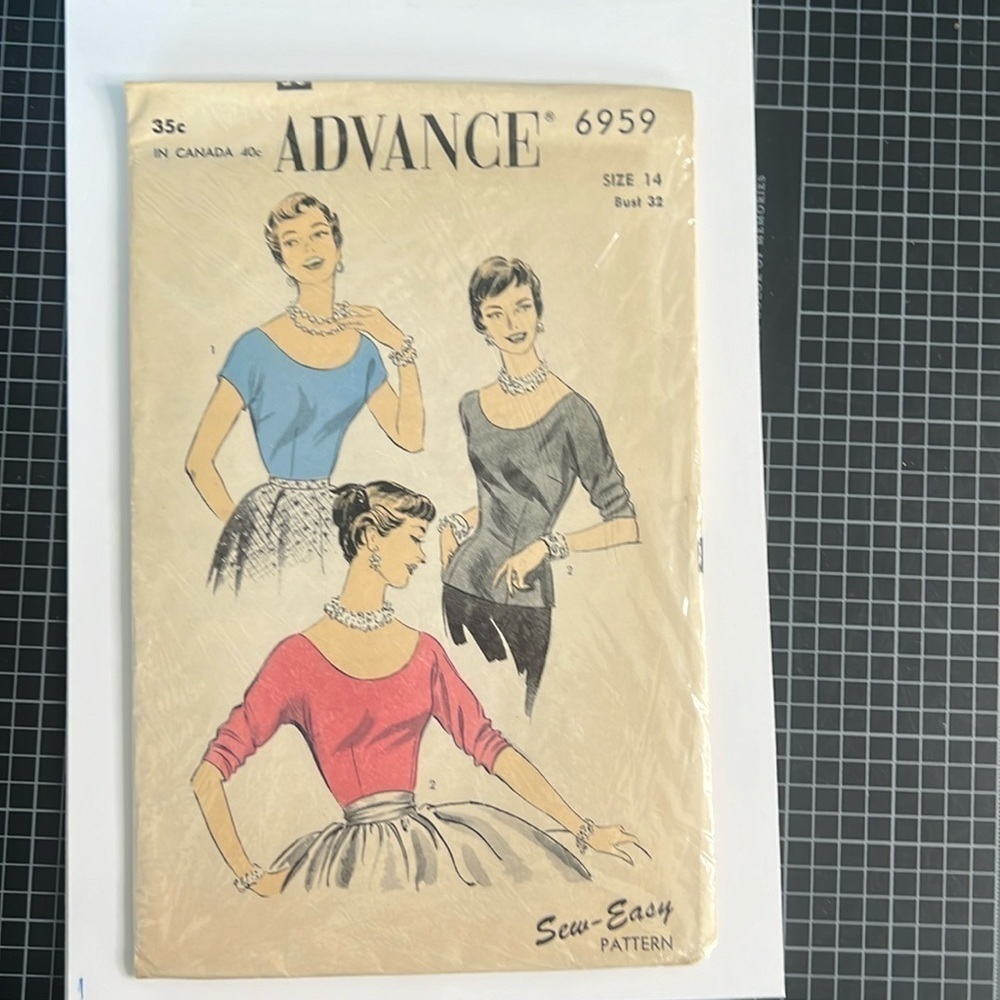 Advance Sewing Pattern 6959 Misses size 14, bust 32”. Blouse pattern. Vintage